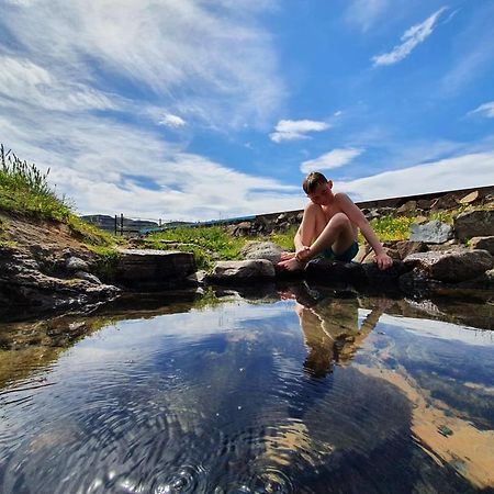 Hotel Laugarholl With Natural Hot Spring Хоульмавик Экстерьер фото